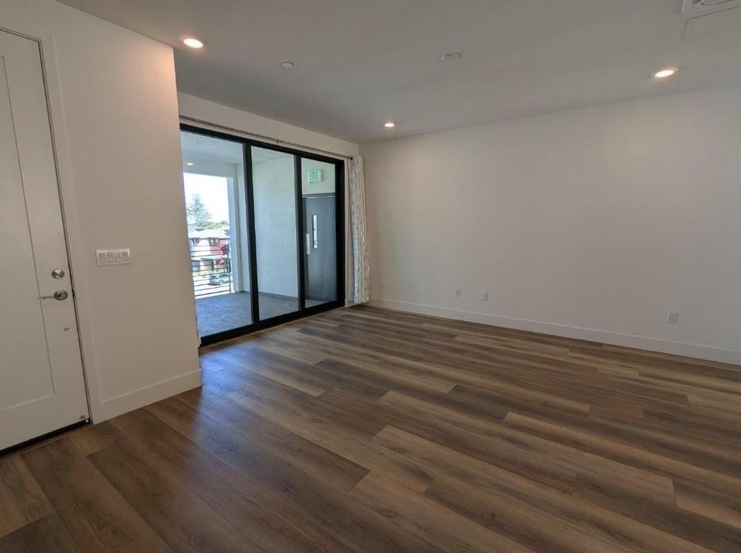 250 Waters Park Cir - Photo 4 of 8
