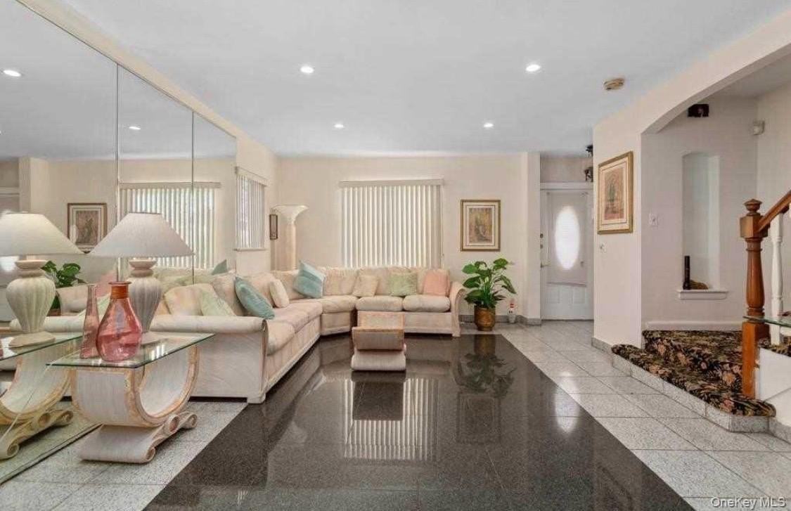 7314 174th St - Photo 3 of 13