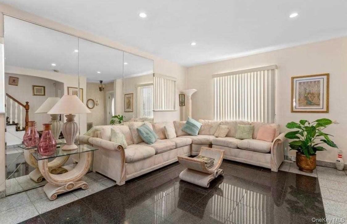 7314 174th St - Photo 4 of 13