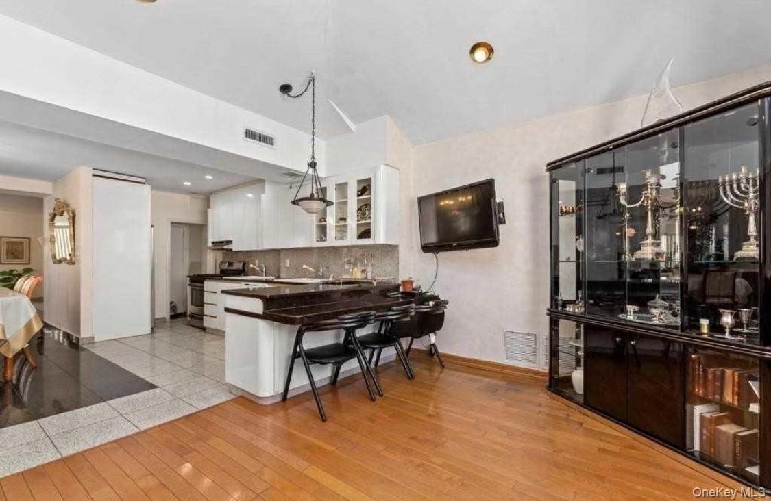 7314 174th St - Photo 6 of 13