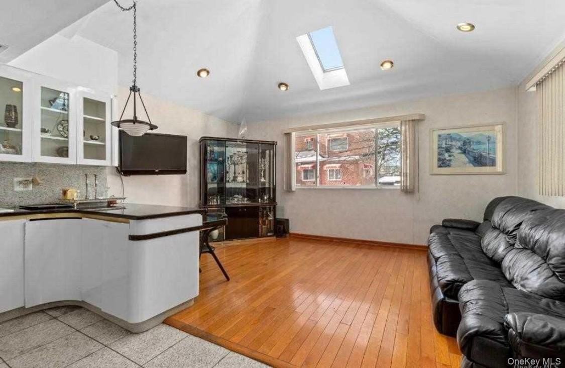 7314 174th St - Photo 7 of 13