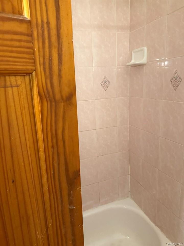 1448 36th St #2R - Photo 4 of 5