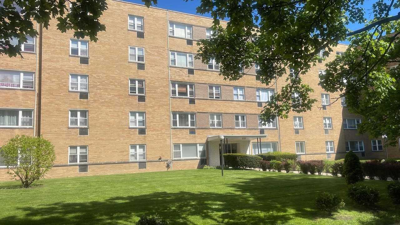 6161 N Hoyne Ave #302