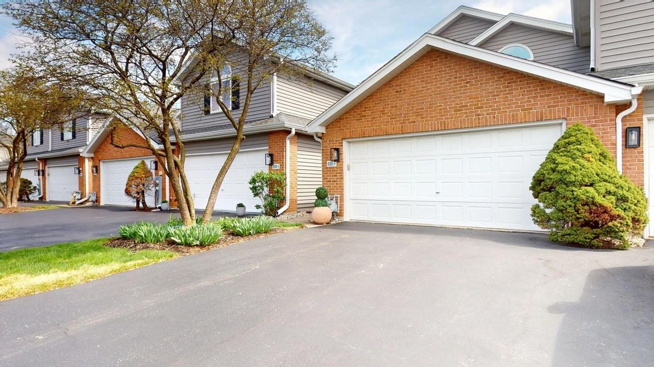 8305 Highpoint Cir #F - Photo 3 of 44