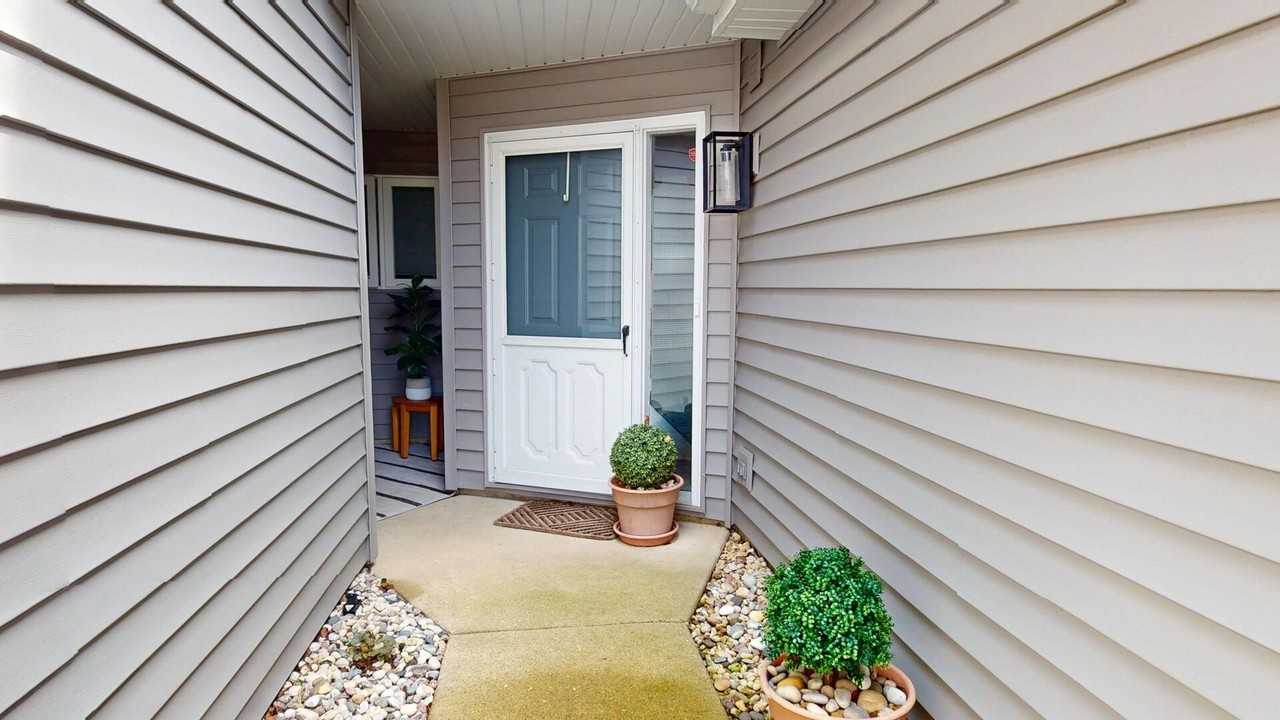 8305 Highpoint Cir #F - Photo 5 of 44