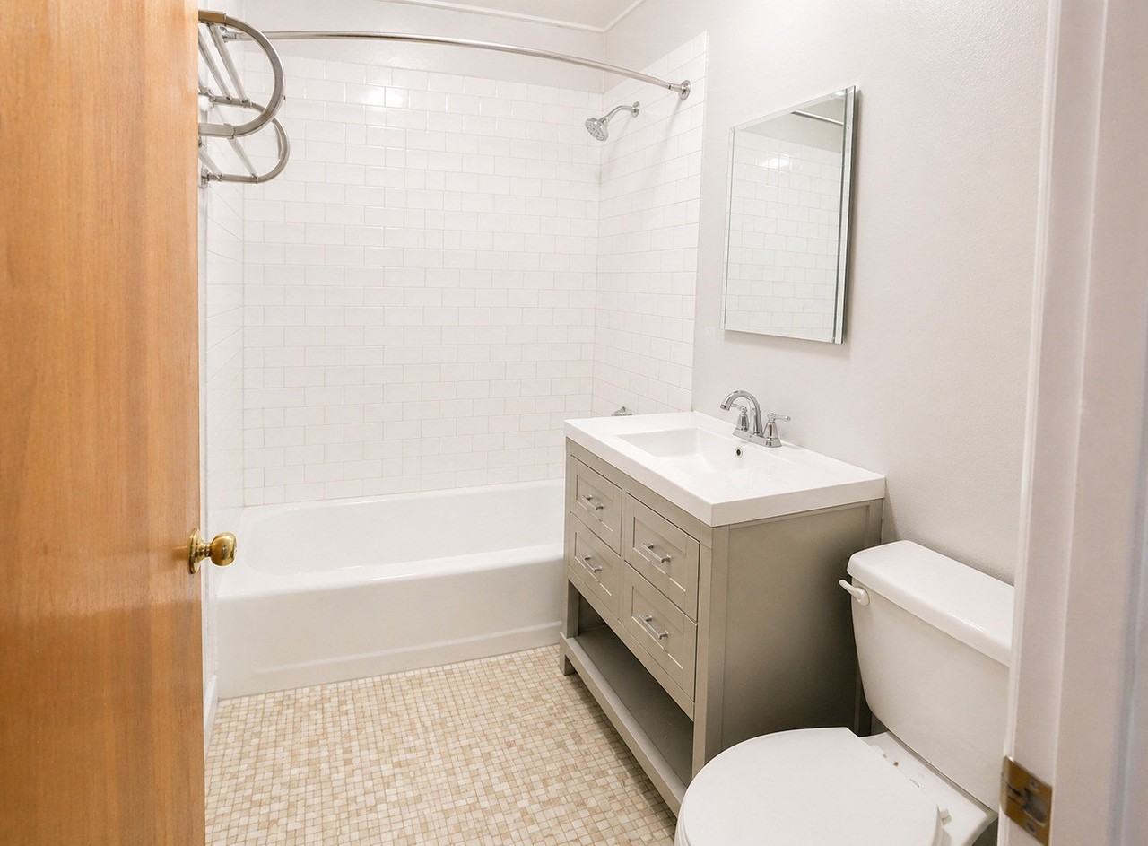 214 S Oak Park Ave #4 - Photo 3 of 9