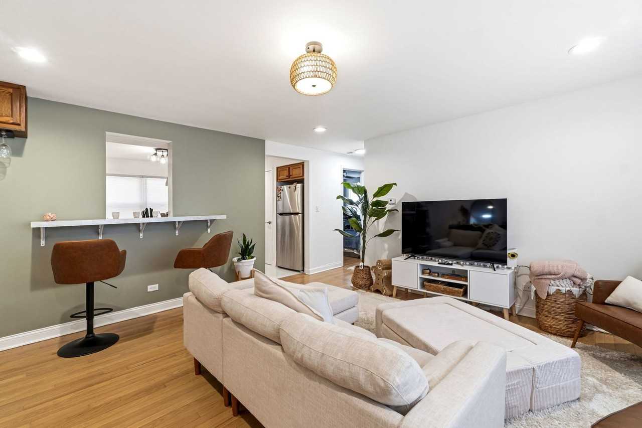 5241 N Reserve Ave #1W - Photo 3 of 16