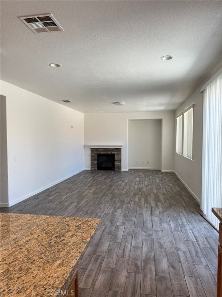 12394 Freeport Dr - Photo 3 of 30