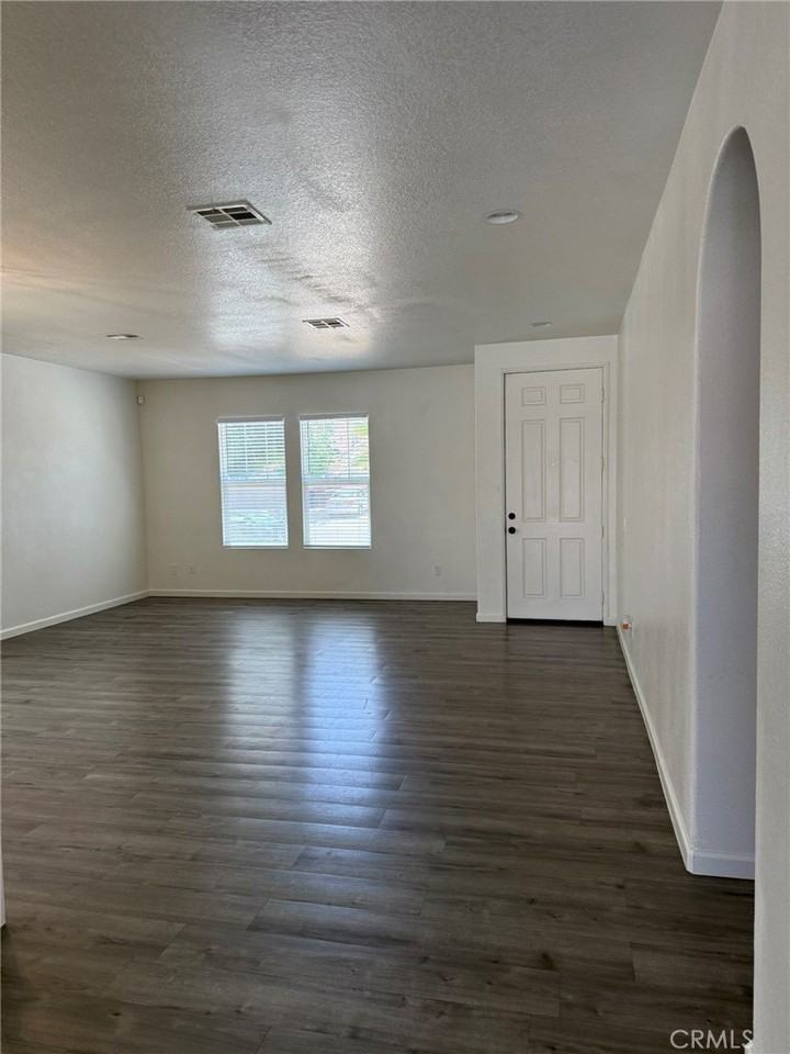 12394 Freeport Dr - Photo 4 of 30