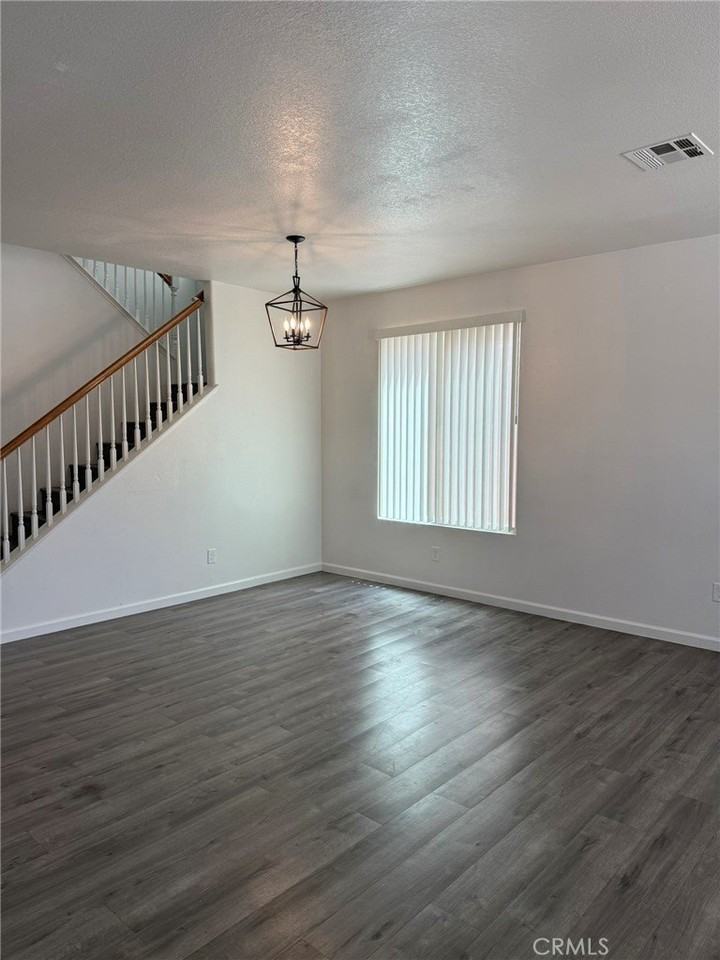 12394 Freeport Dr - Photo 5 of 30