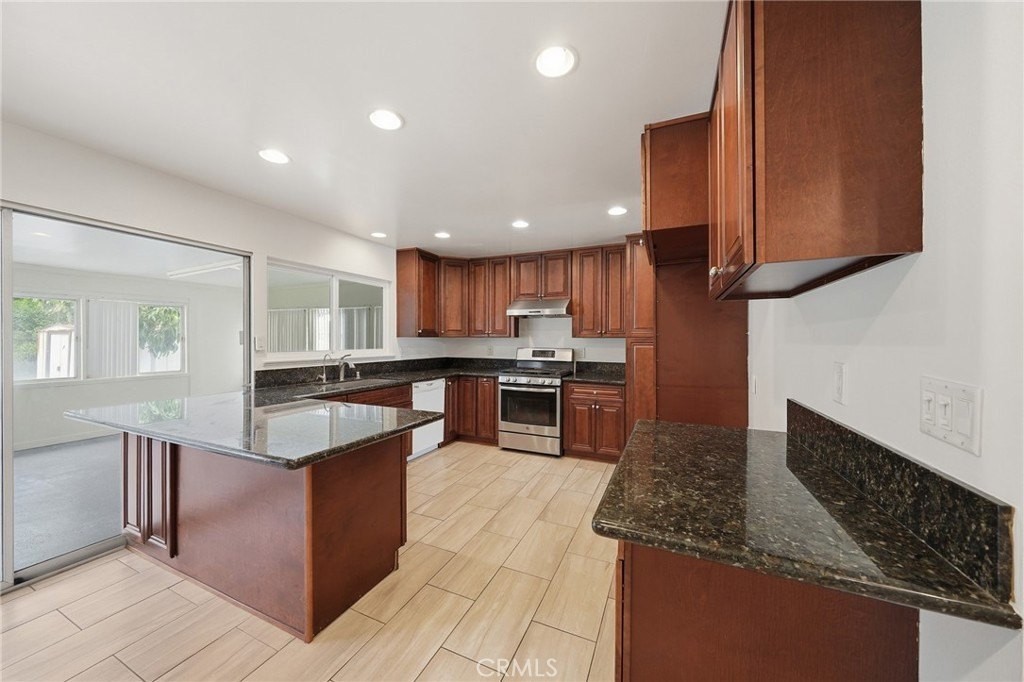 17016 Leslie Ave - Photo 7 of 30