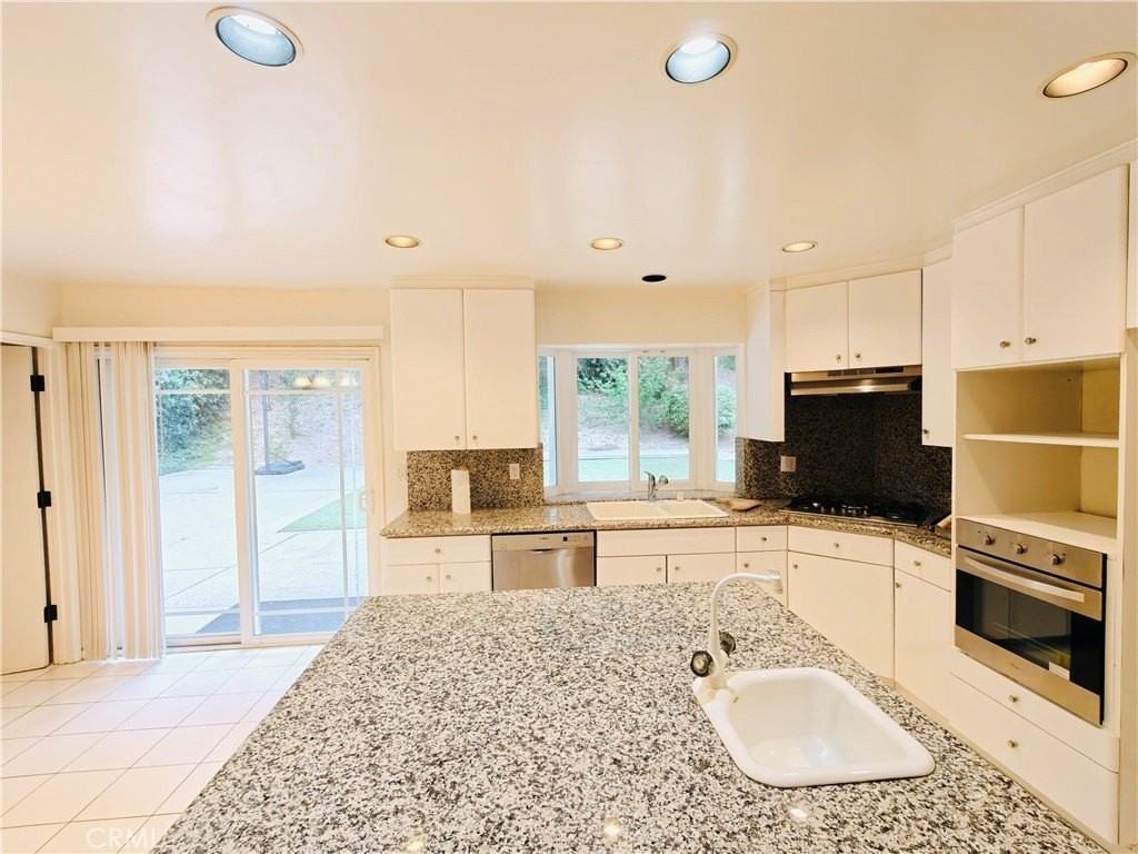 5763 Valerie Ave - Photo 7 of 18