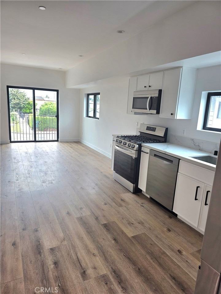 6128 Hazeltine Ave - Photo 3 of 14