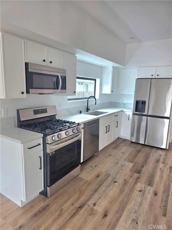 6128 Hazeltine Ave - Photo 4 of 14