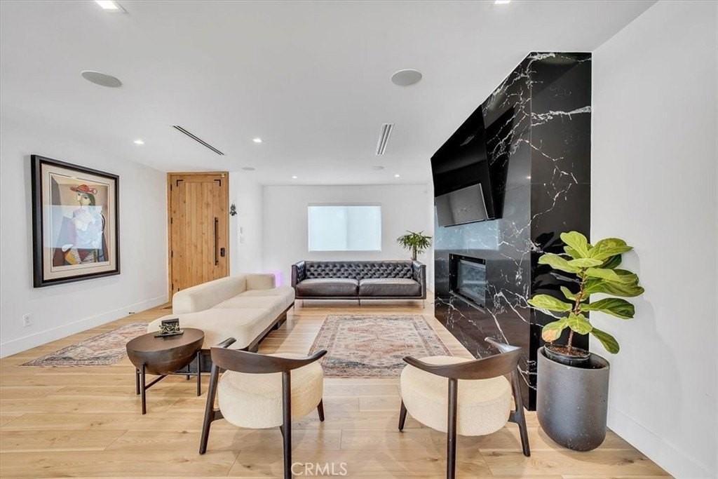 22901 Bassett St - Photo 4 of 50