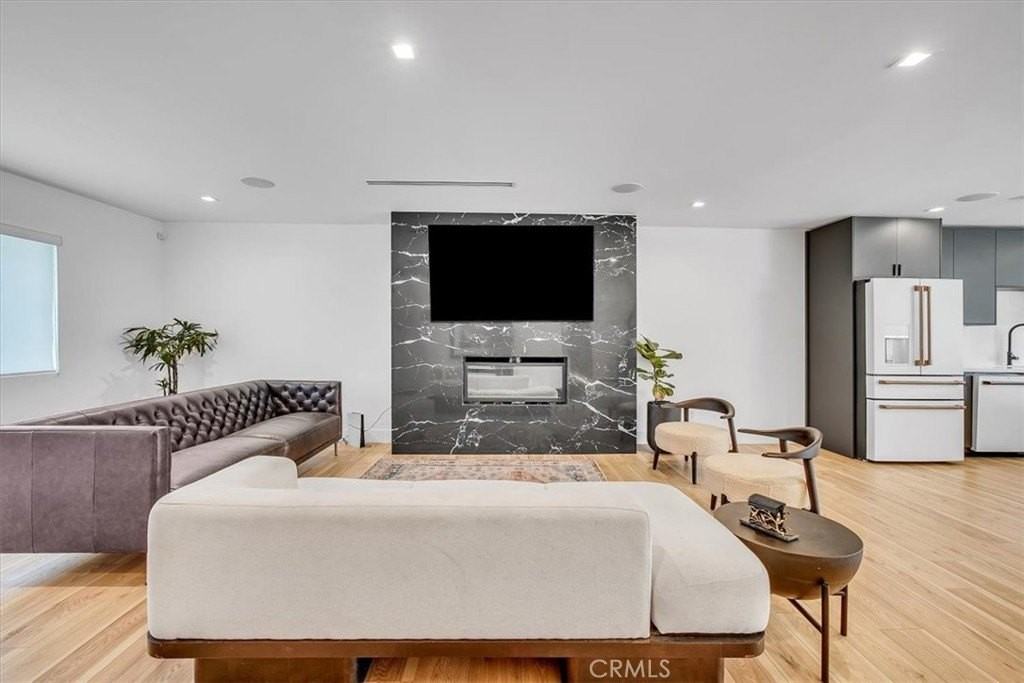 22901 Bassett St - Photo 5 of 50