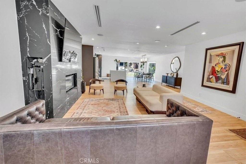 22901 Bassett St - Photo 6 of 50