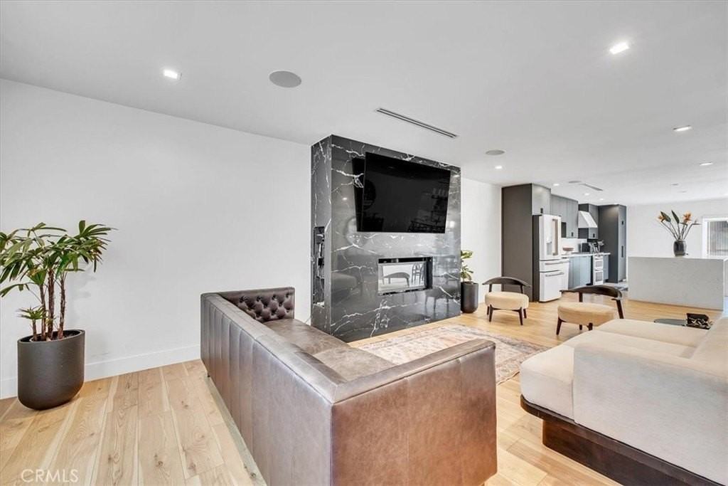 22901 Bassett St - Photo 7 of 50