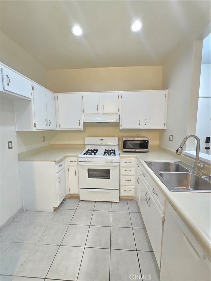 7115 Woodlake Ave #B - Photo 5 of 17