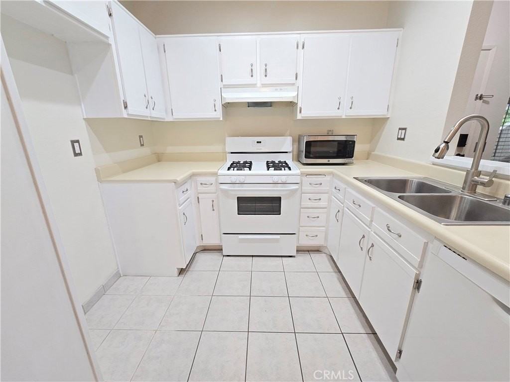 7115 Woodlake Ave #B - Photo 6 of 17