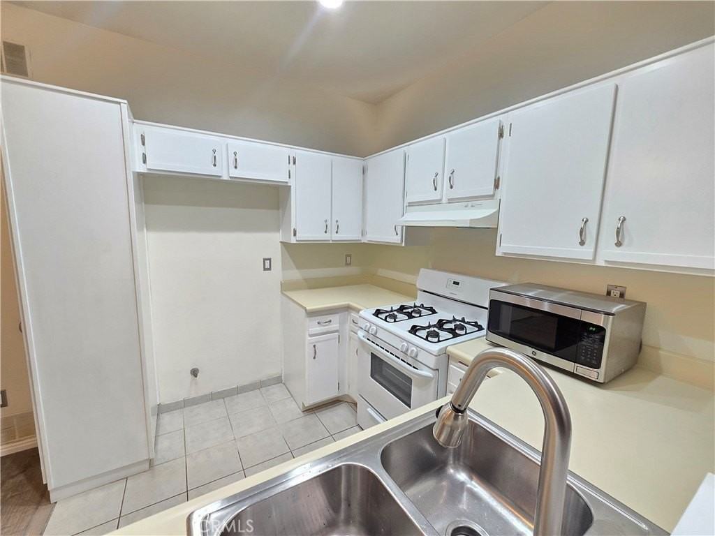 7115 Woodlake Ave #B - Photo 7 of 17