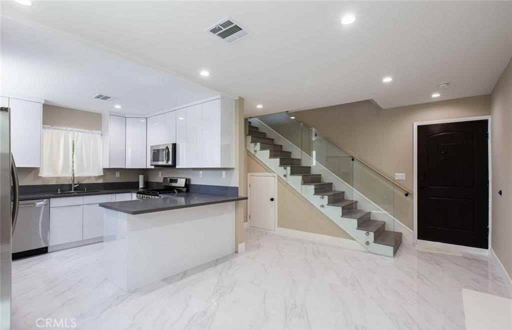 5636 Farralone Ave - Photo 4 of 22