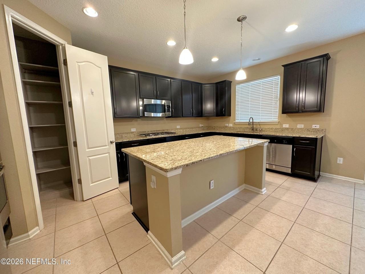 4578 Silverthorn Dr - Photo 5 of 26