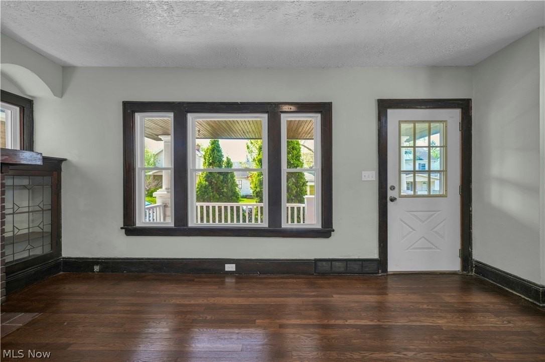 8505 Bancroft Ave - Photo 4 of 21