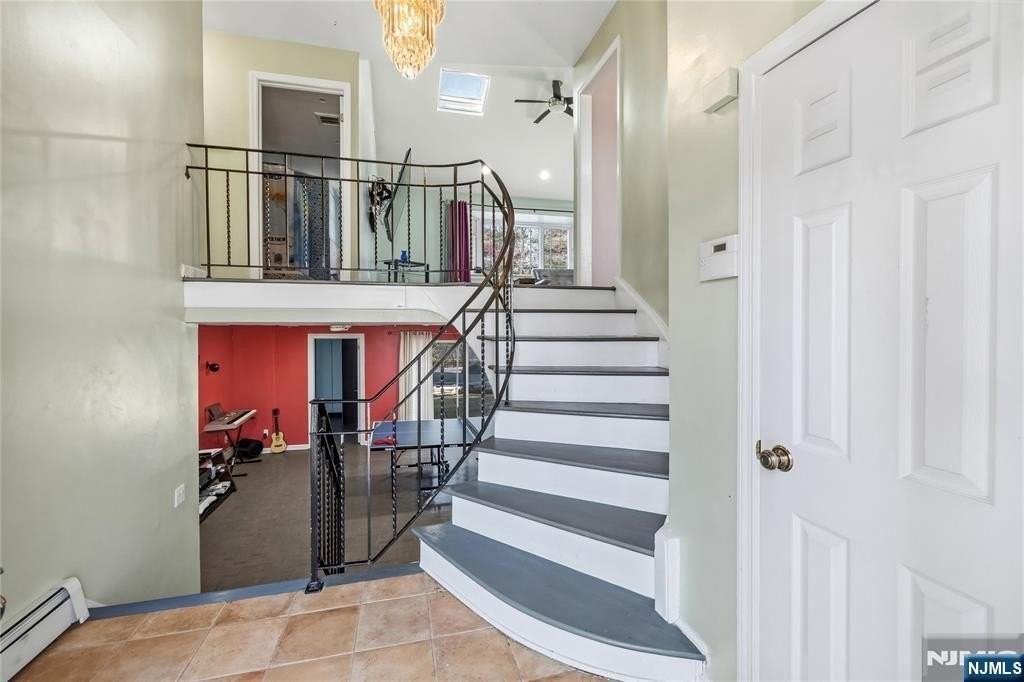 682 Floyd St - Photo 4 of 33
