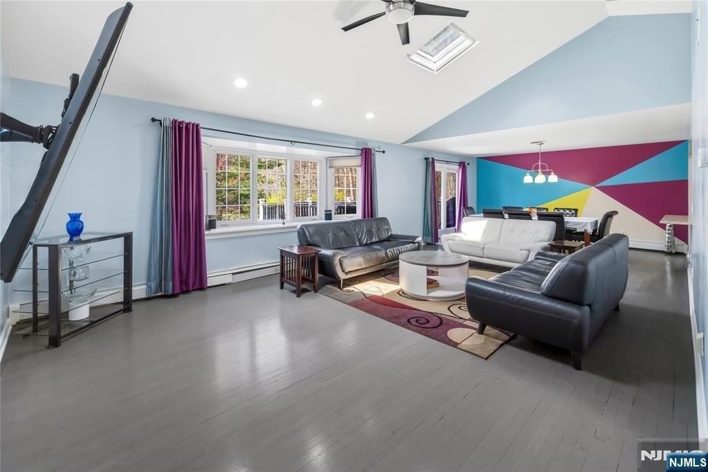 682 Floyd St - Photo 5 of 33