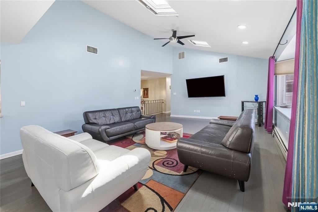 682 Floyd St - Photo 7 of 33