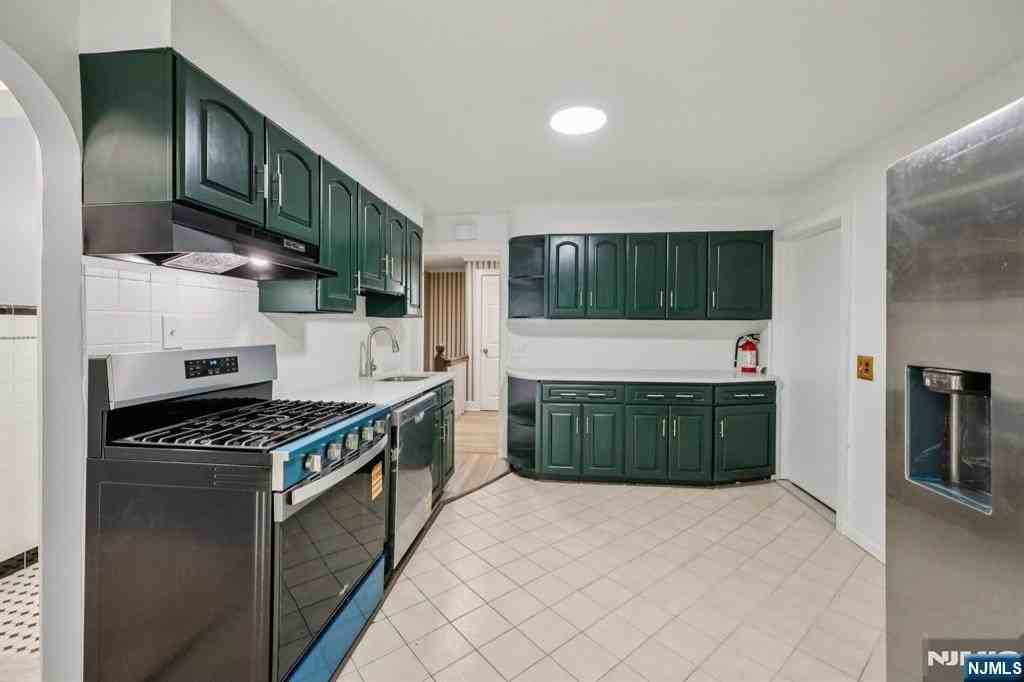 320 Orient Way - Photo 5 of 40