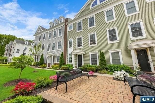 109 Roosevelt Dr - Photo 2 of 43