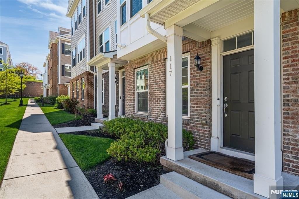 117 Truman Dr - Photo 3 of 49