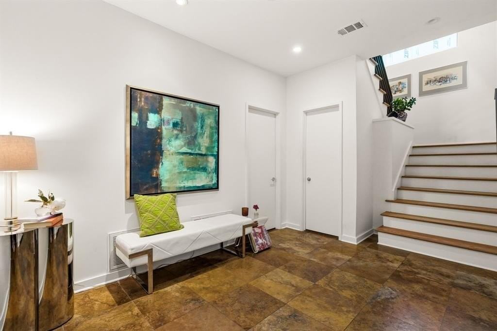 4025 Hawthorne Ave - Photo 4 of 33