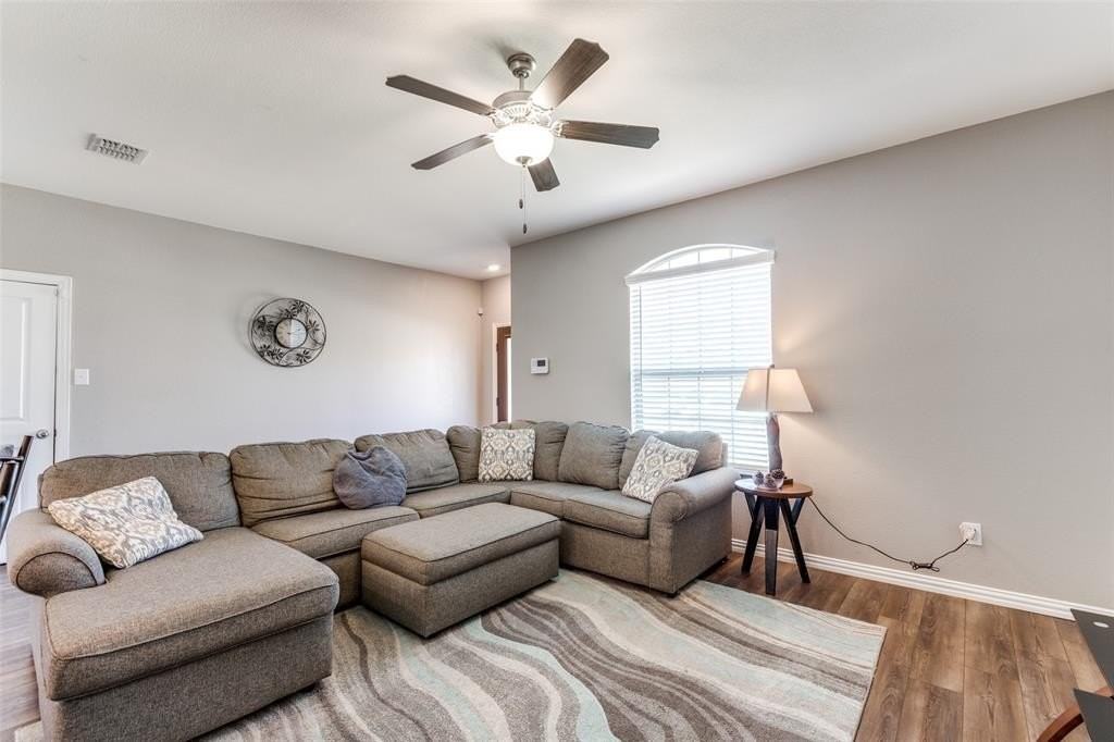 507 Saffron St - Photo 6 of 24