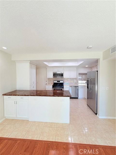 901 Hyde Ct - Photo 2 of 8