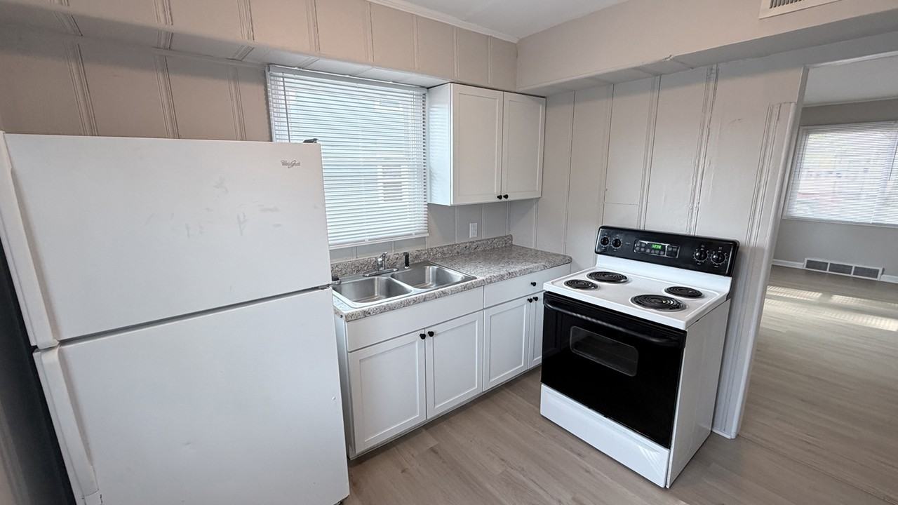 1025 Covert Ave #B - Photo 4 of 10