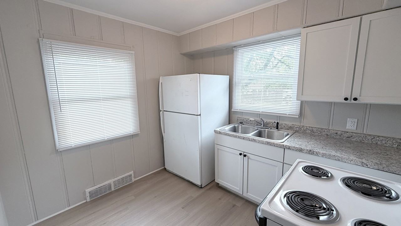 1025 Covert Ave #B - Photo 5 of 10