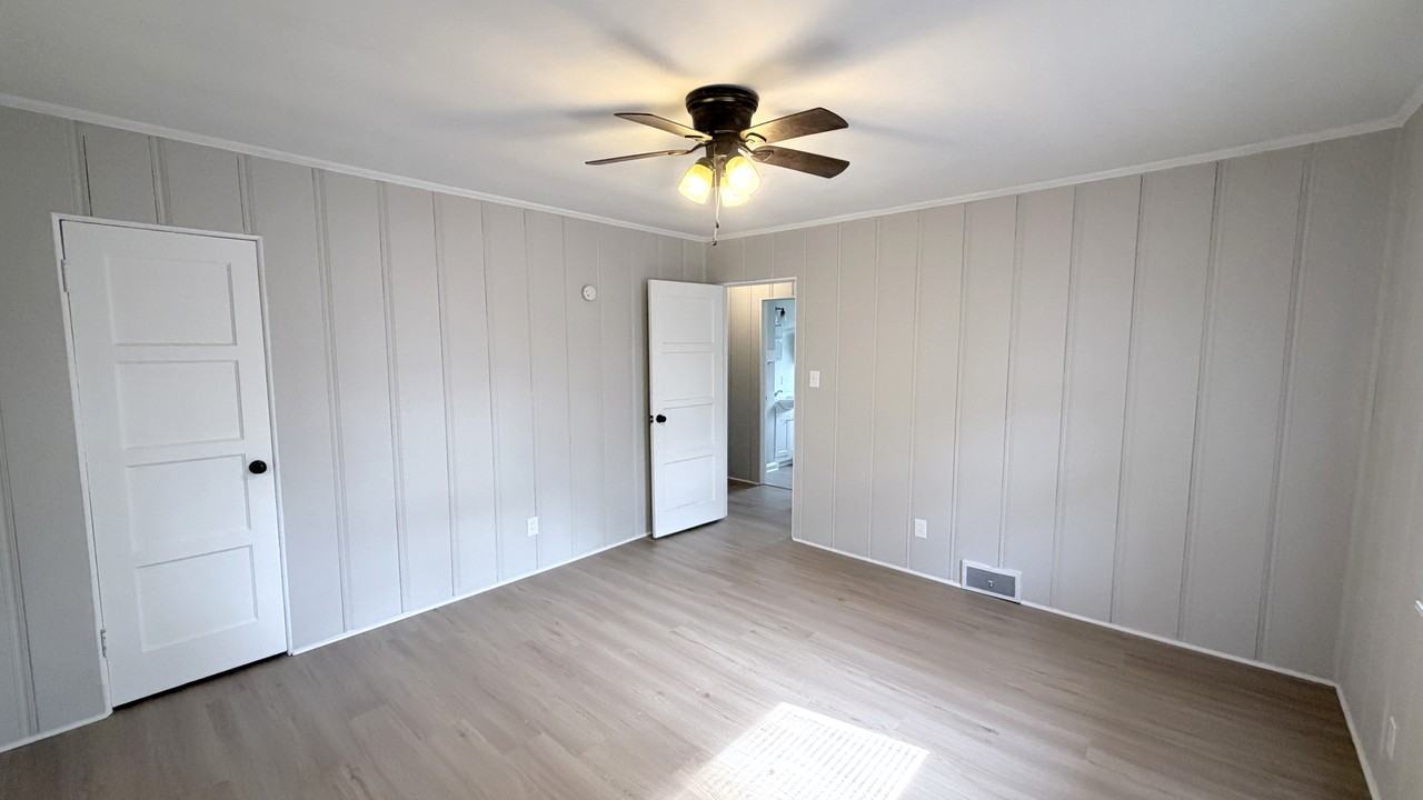 1025 Covert Ave #B - Photo 6 of 10