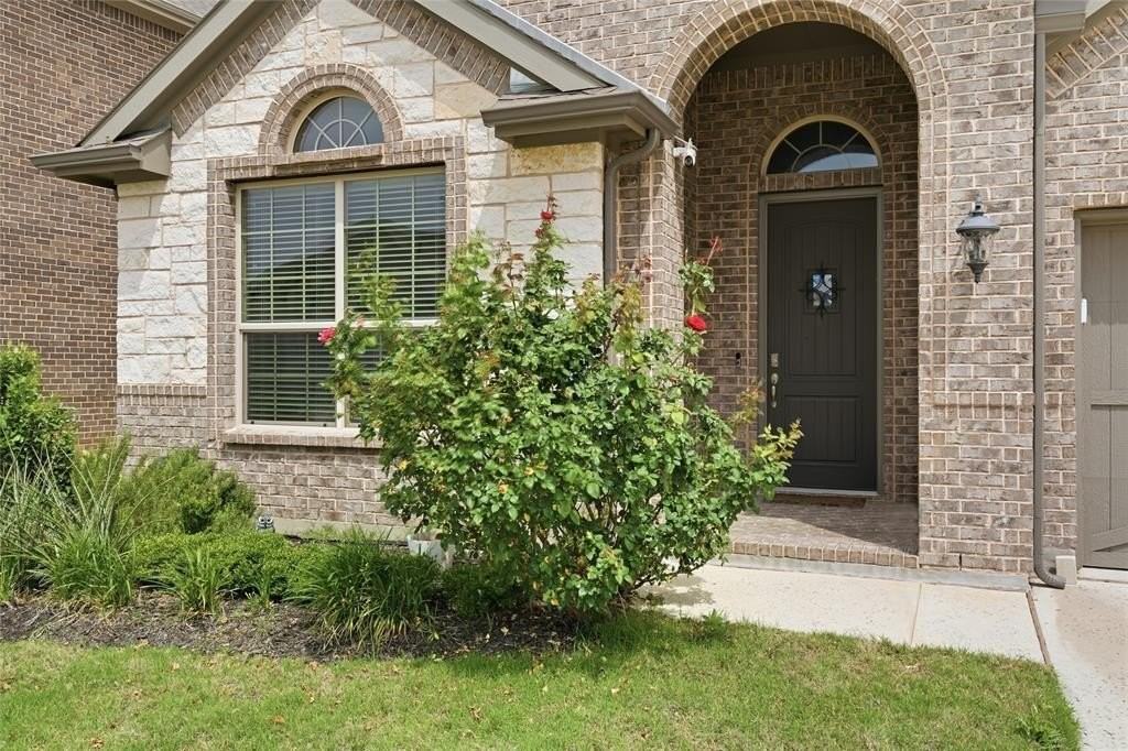 1012 Kensington Way - Photo 2 of 34