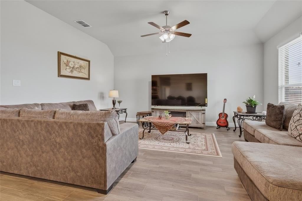 1012 Kensington Way - Photo 5 of 34