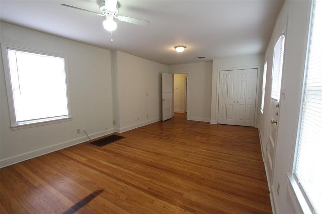 3224 Sandage Ave - Photo 6 of 21