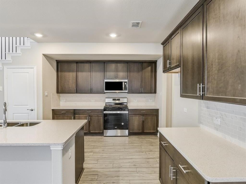 2612 Gateway Ave - Photo 2 of 22