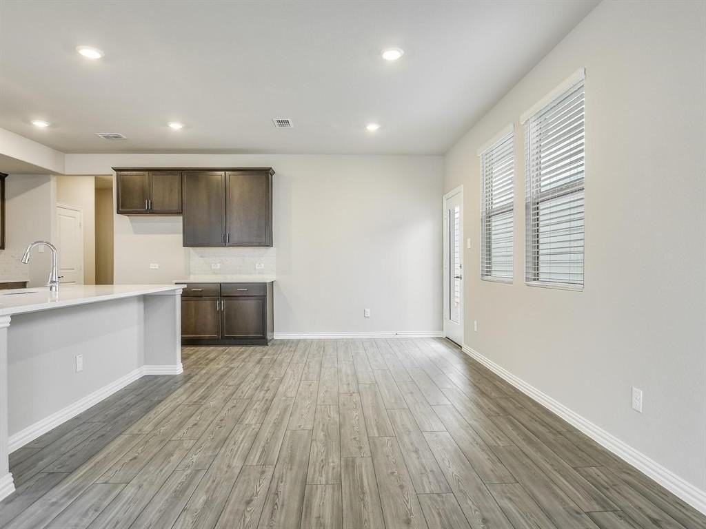 2612 Gateway Ave - Photo 5 of 22