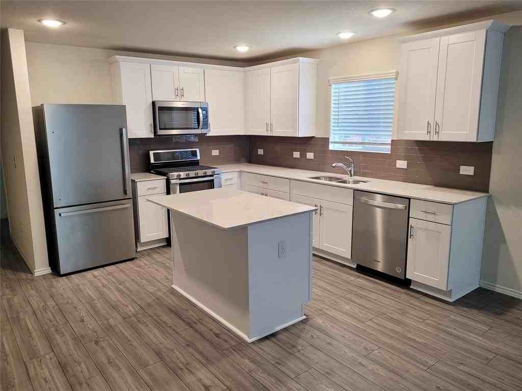 1049 Knightly Ln - Photo 4 of 19