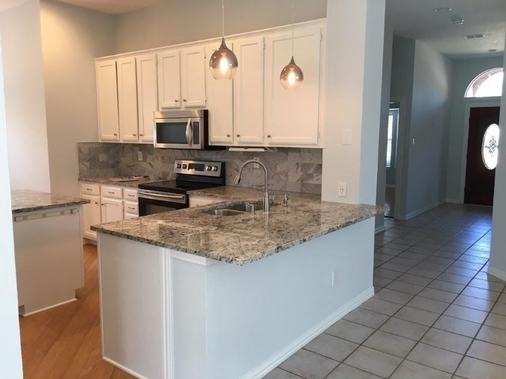 11715 Alexandria Dr - Photo 4 of 15