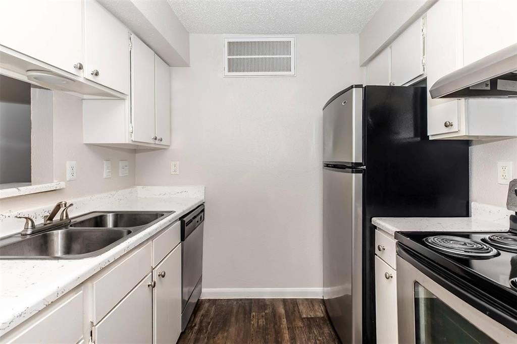 10402 Sandpiper Dr #13-200 - Photo 3 of 11