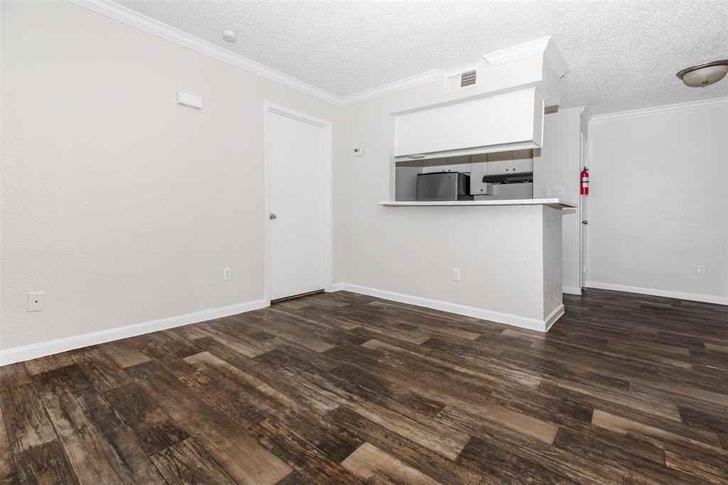 10402 Sandpiper Dr #13-200 - Photo 4 of 11