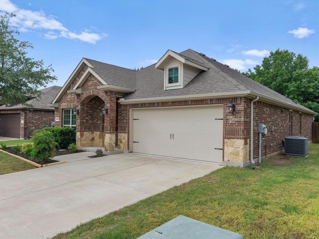 2913 Megan St - Photo 2 of 26